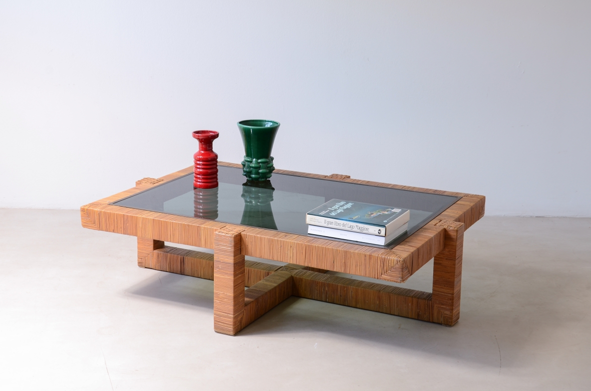 Grande tavolo basso con crociera rivestito in raffia con piano in vetro. Manifattura Vivai del Sud, 1970ca. Grande tavolo basso con crociera rivestito in raffia con piano in vetro. Manifattura Vivai del Sud, 1970ca.