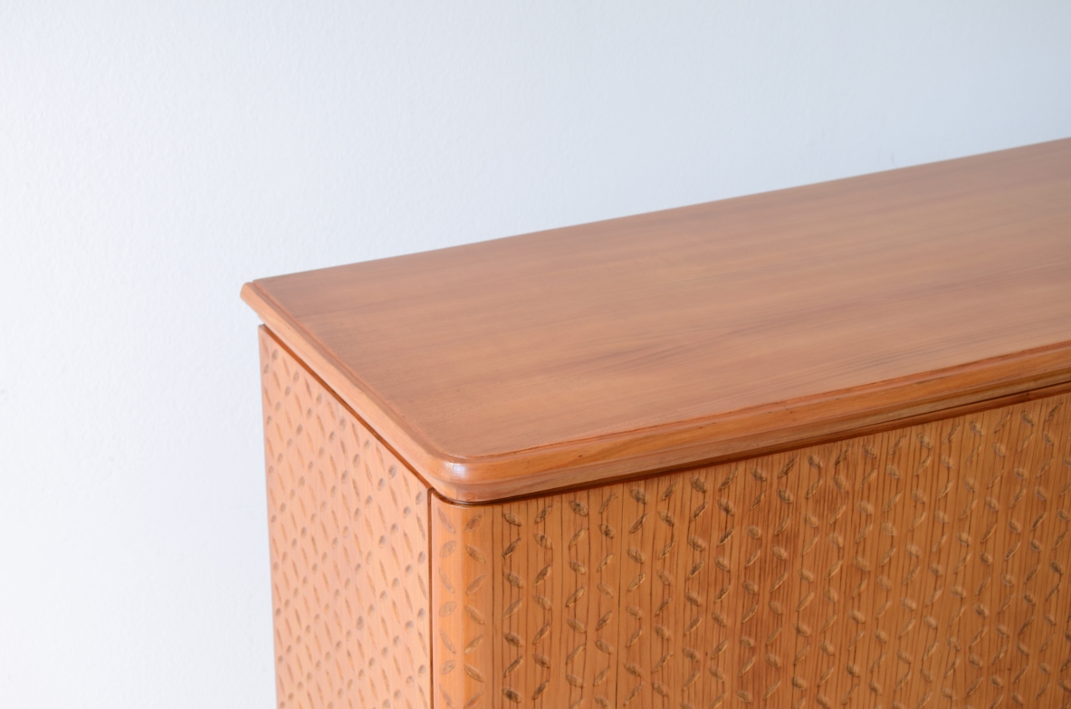 ABV Borsani  Elegante mobile a due ante con motivi ad intaglio. Anni 40ca