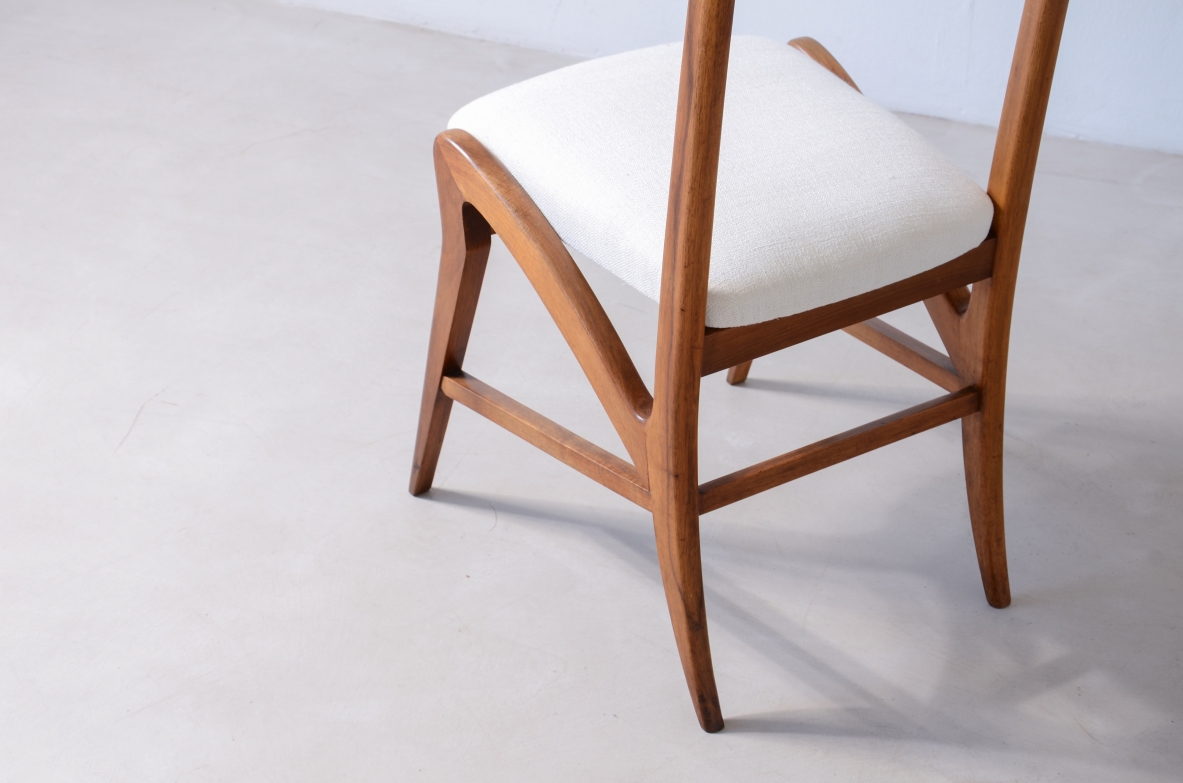 Coppia di straordinarie sedie in rovere con seduta e schienale in tessuto imbottito.  Attr.Guglielmo Pecorini, 1940ca.