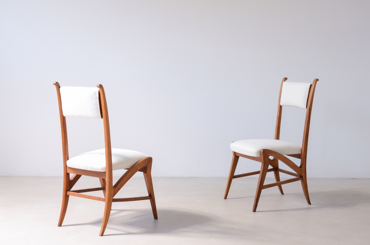 Coppia di straordinarie sedie in rovere con seduta e schienale in tessuto imbottito.  Attr.Guglielmo Pecorini, 1940ca.