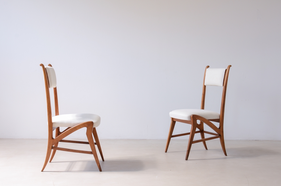 Coppia di straordinarie sedie in rovere con seduta e schienale in tessuto imbottito.  Attr.Guglielmo Pecorini, 1940ca.