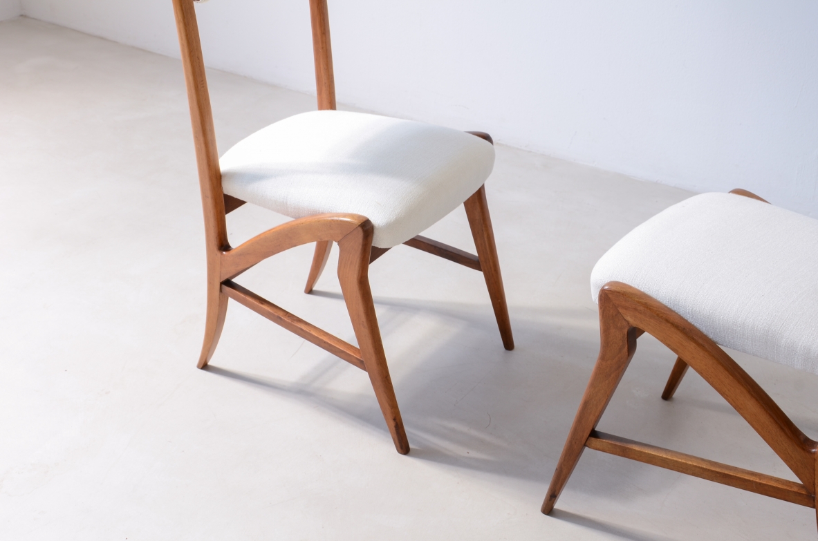 Coppia di straordinarie sedie in rovere con seduta e schienale in tessuto imbottito.  Attr.Guglielmo Pecorini, 1940ca.