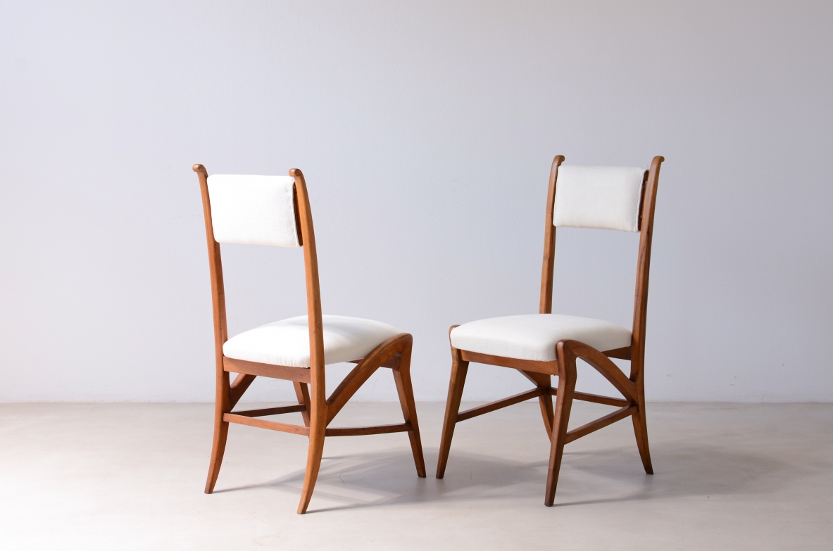 Coppia di straordinarie sedie in rovere con seduta e schienale in tessuto imbottito.  Attr.Guglielmo Pecorini, 1940ca.