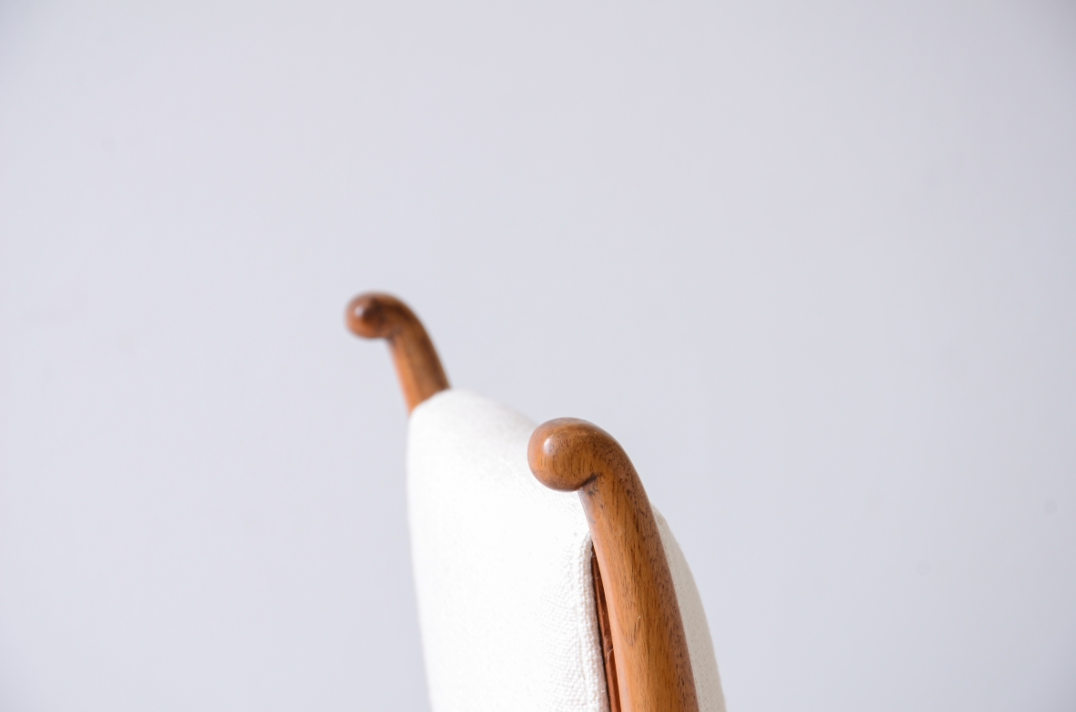 Coppia di straordinarie sedie in rovere con seduta e schienale in tessuto imbottito.  Attr.Guglielmo Pecorini, 1940ca.