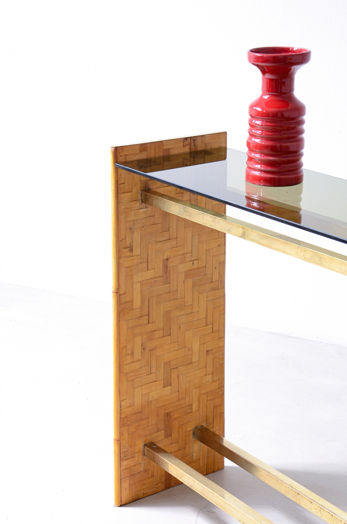 Console with two uprights in wood and raffia with brass tie rods, Italian 1970s manufacture. 