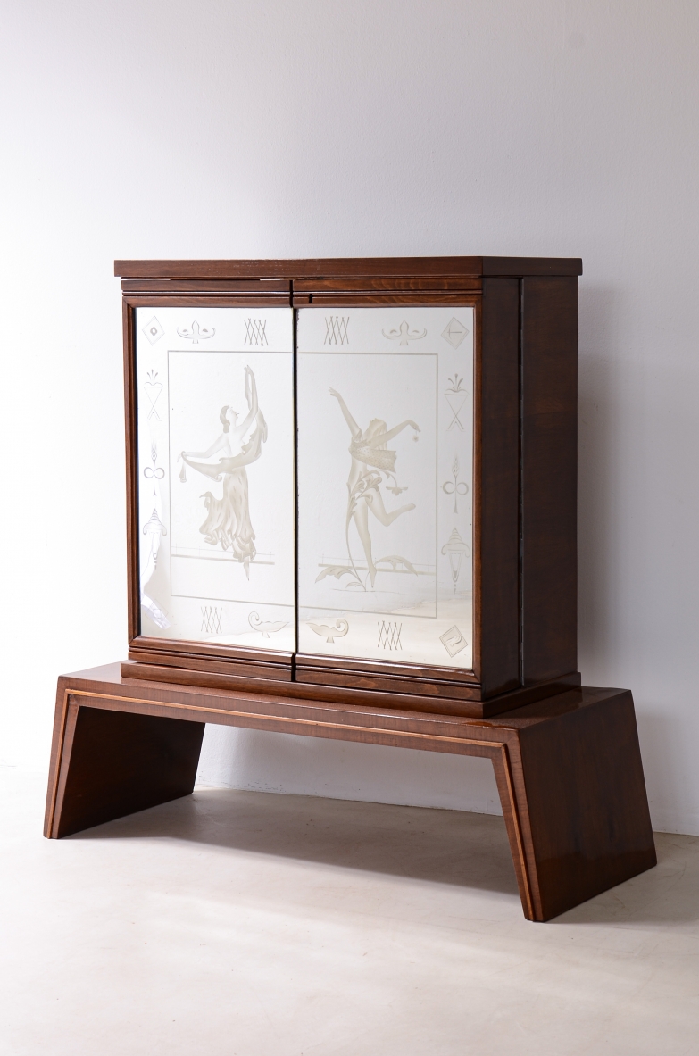 Small elegant bar with two mirrored doors on the front with engraved figures and decorations.  Italian manufacture 1940's