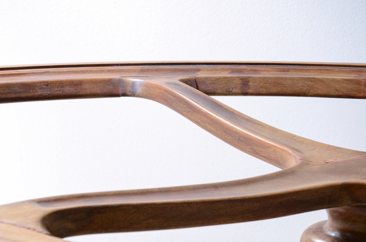 Elegante tavolo ovale in legno sagomato con piano in cristallo Manifattura italiana 1940ca.