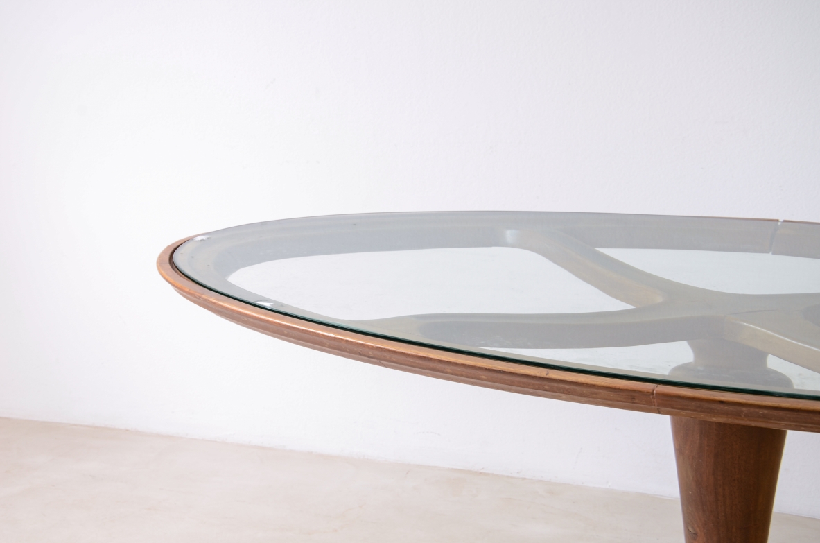 Elegante tavolo ovale in legno sagomato con piano in cristallo Manifattura italiana 1940ca.