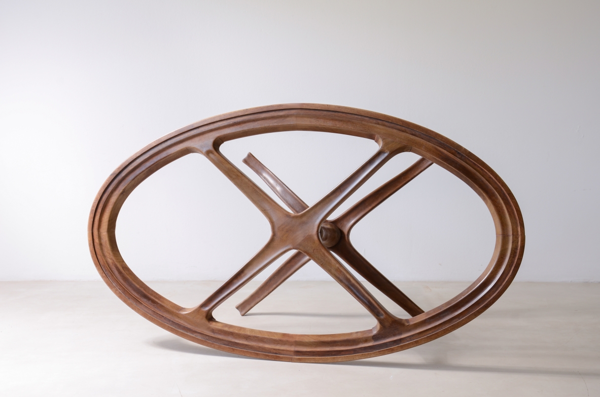 Elegante tavolo ovale in legno sagomato con piano in cristallo Manifattura italiana 1940ca.