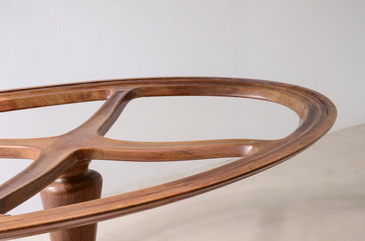 Elegante tavolo ovale in legno sagomato con piano in cristallo Manifattura italiana 1940ca.