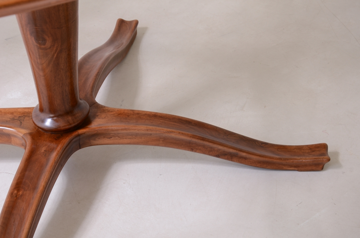 Elegante tavolo ovale in legno sagomato con piano in cristallo Manifattura italiana 1940ca.