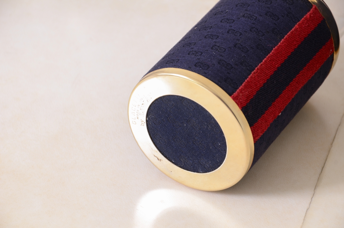 Set da bar completo, composto da secchiello porta ghiaccio, glacette e 6 bicchieri in vetro rivestiti in tessuto Gucci, maison Gucci, 1970ca.