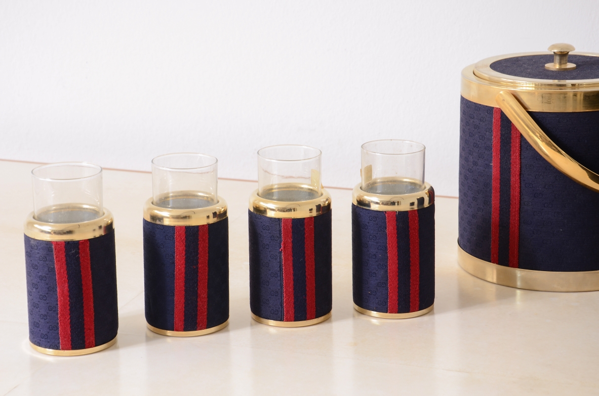 Set da bar completo, composto da secchiello porta ghiaccio, glacette e 6 bicchieri in vetro rivestiti in tessuto Gucci, maison Gucci, 1970ca.