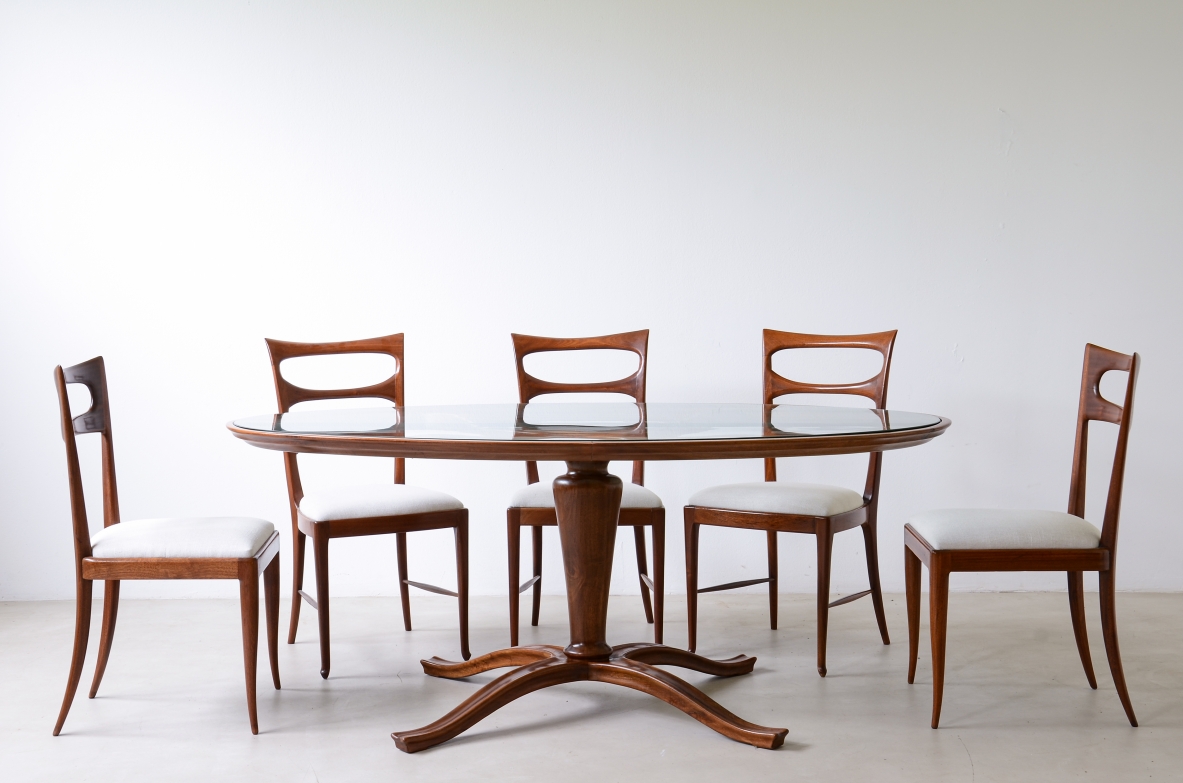 Elegante tavolo ovale in legno sagomato con piano in cristallo Manifattura italiana 1940ca.