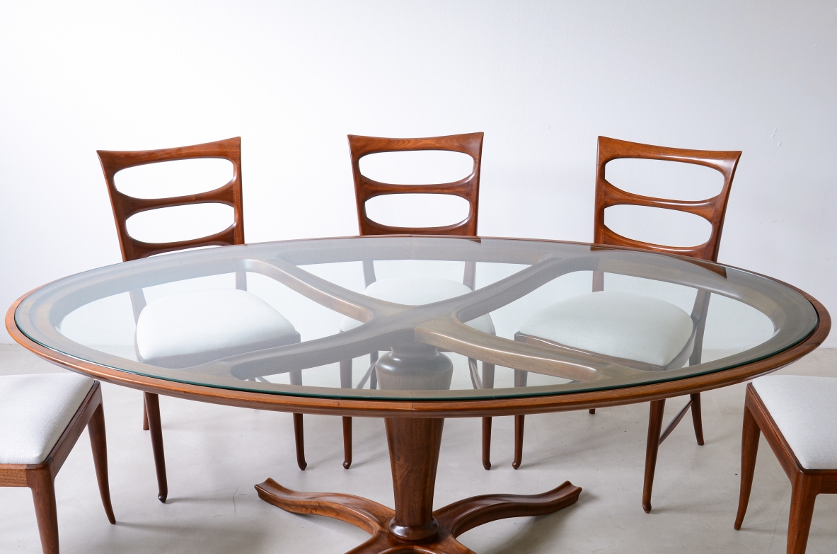 Elegante tavolo ovale in legno sagomato con piano in cristallo Manifattura italiana 1940ca.