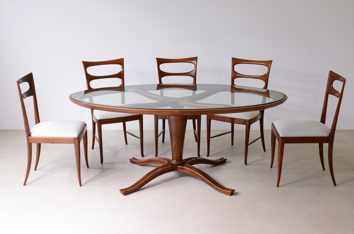 Elegante tavolo ovale in legno sagomato con piano in cristallo Manifattura italiana 1940ca.