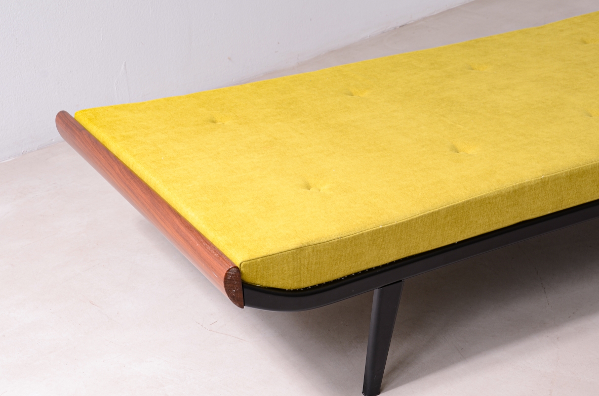Cleopatra daybed in metallo e legno di tek.  Manifattura Auping, Paesi Bassi, 1954. Cleopatra daybed in metallo e legno di tek.  Manifattura Auping, Paesi Bassi, 1954.