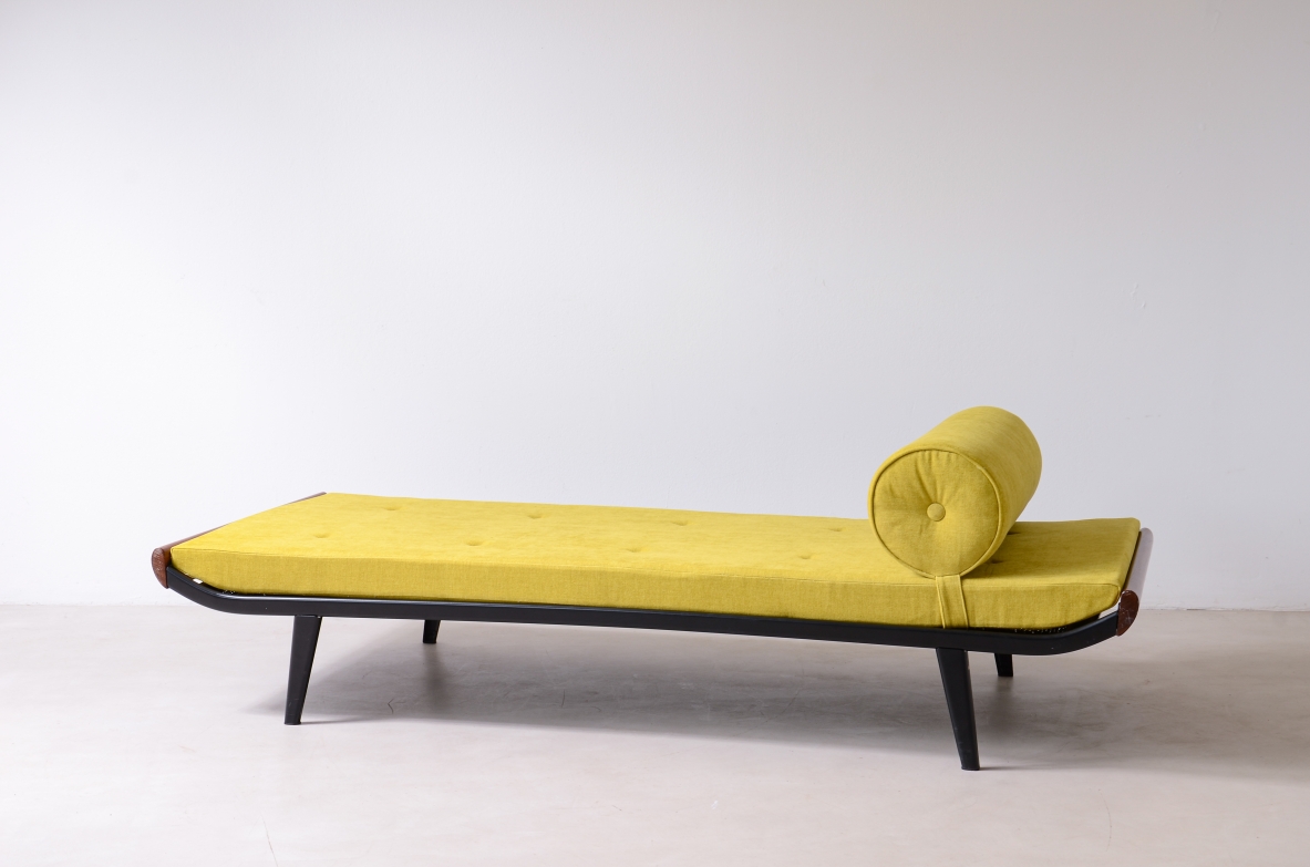 Cleopatra daybed in metallo e legno di tek.  Manifattura Auping, Paesi Bassi, 1954. Cleopatra daybed in metallo e legno di tek.  Manifattura Auping, Paesi Bassi, 1954.
