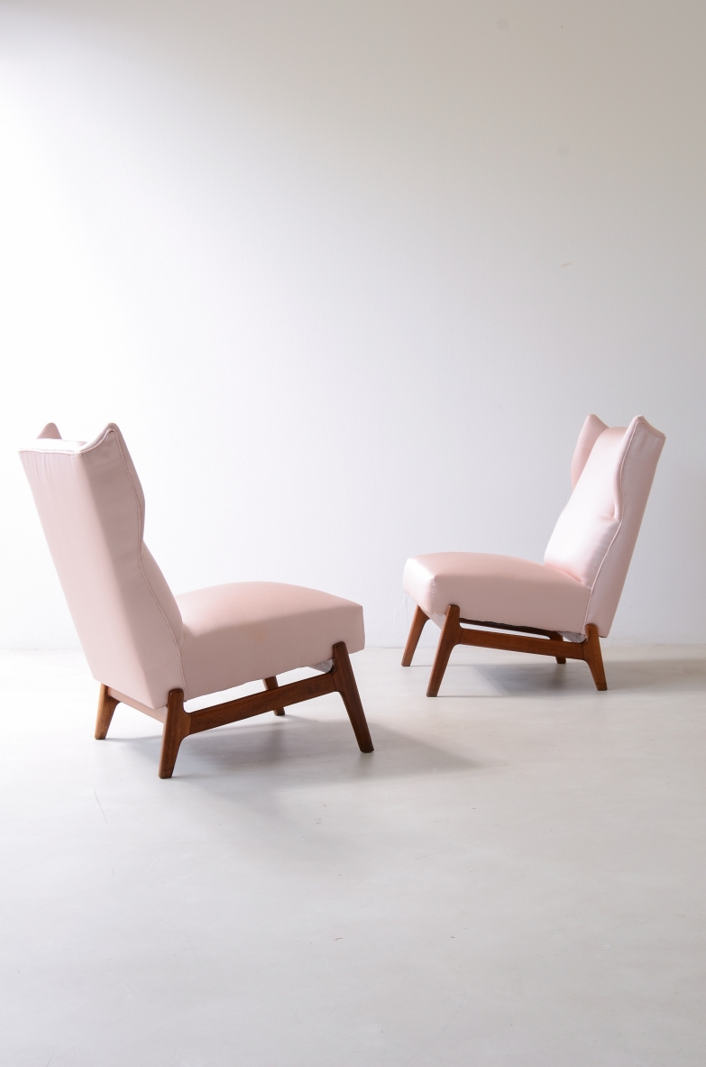 Pair of 1950s Italian armchairs in the style of Gio Ponti, with tall angled backrests, pale pink satin upholstery, wooden frames and tapered legs.