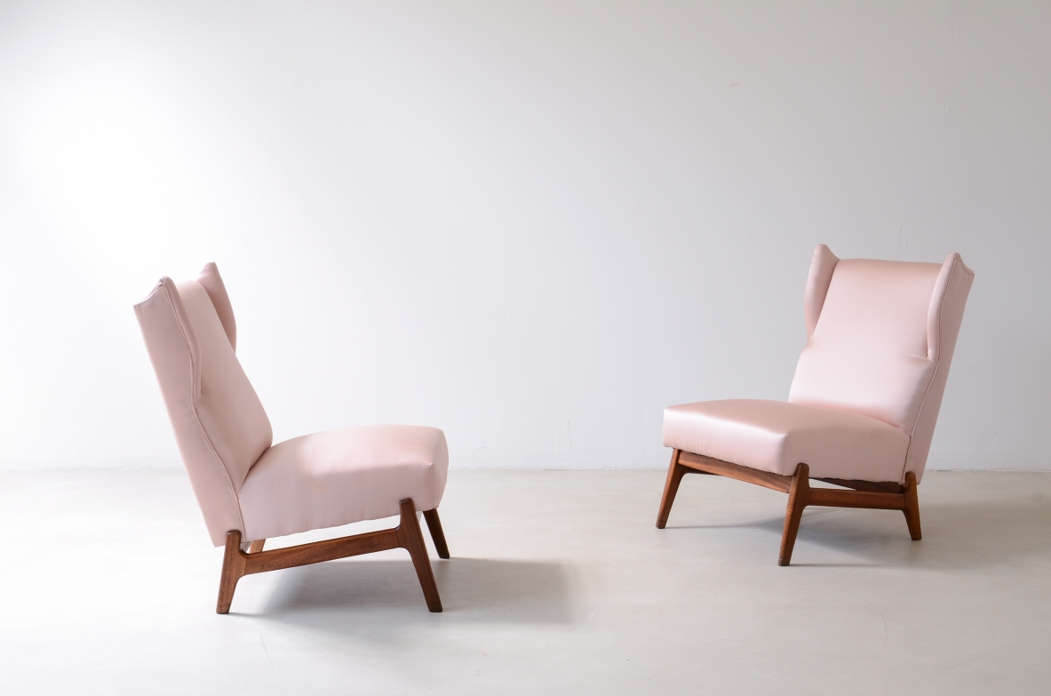 Coppia di raffinate poltroncine con struttura in legno e rivestimento in raso, nello stile di Gio Ponti. 1950ca. Coppia di raffinate poltroncine con struttura in legno e rivestimento in raso, nello stile di Gio Ponti. 1950ca.