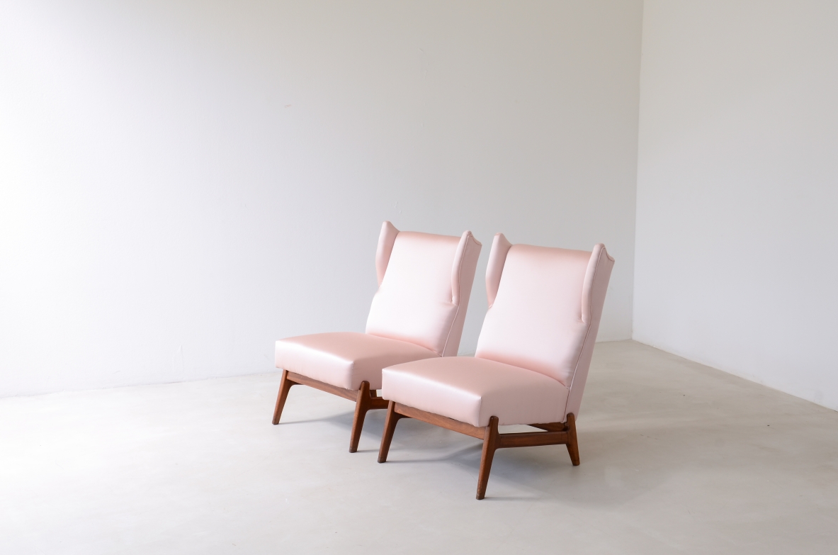 Coppia di raffinate poltroncine con struttura in legno e rivestimento in raso, nello stile di Gio Ponti. 1950ca. Coppia di raffinate poltroncine con struttura in legno e rivestimento in raso, nello stile di Gio Ponti. 1950ca.