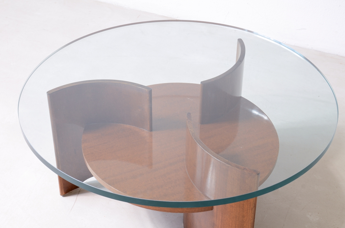 Elegante tavolino con base formata da a 3 supporti in legno curvato a elica 1960