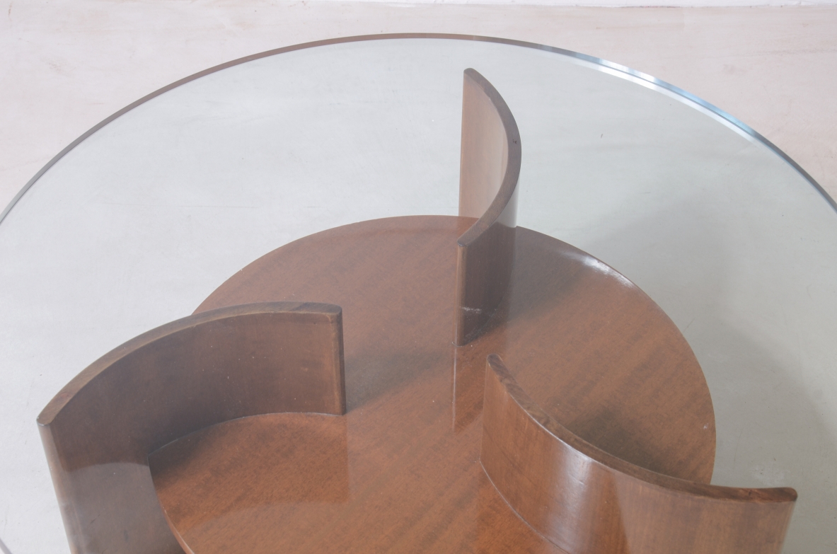 Elegante tavolino con base formata da a 3 supporti in legno curvato a elica 1960