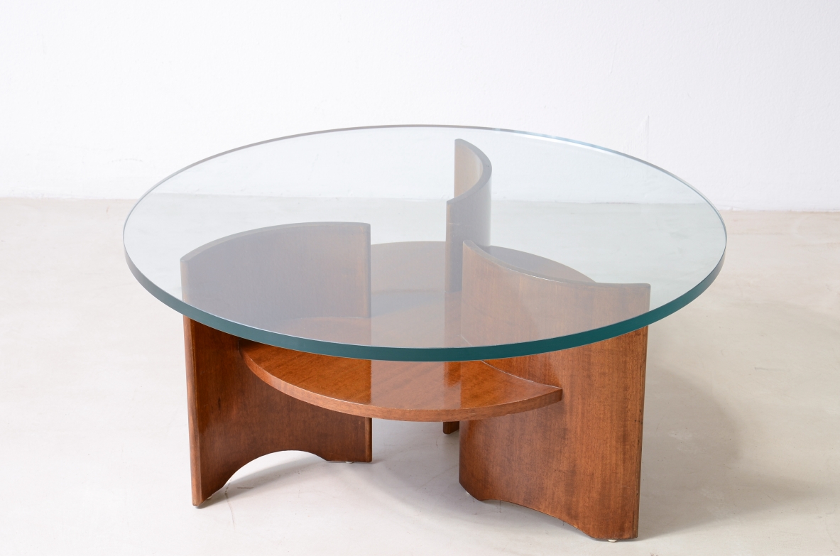 Elegante tavolino con base formata da a 3 supporti in legno curvato a elica 1960