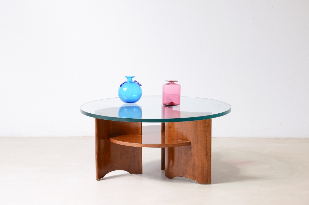 Elegante tavolino con base formata da a 3 supporti in legno curvato a elica 1960