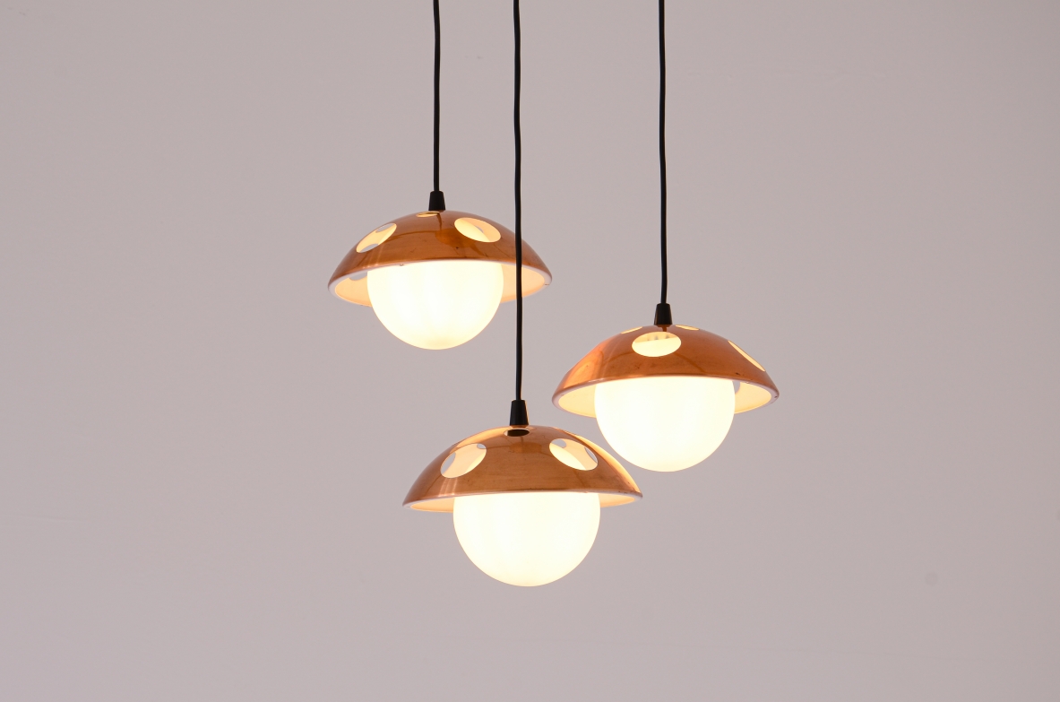 Piccolo lampadario a tre luci con cappelli in rame forato, anni 60 Piccolo lampadario a tre luci con cappelli in rame forato, anni 60