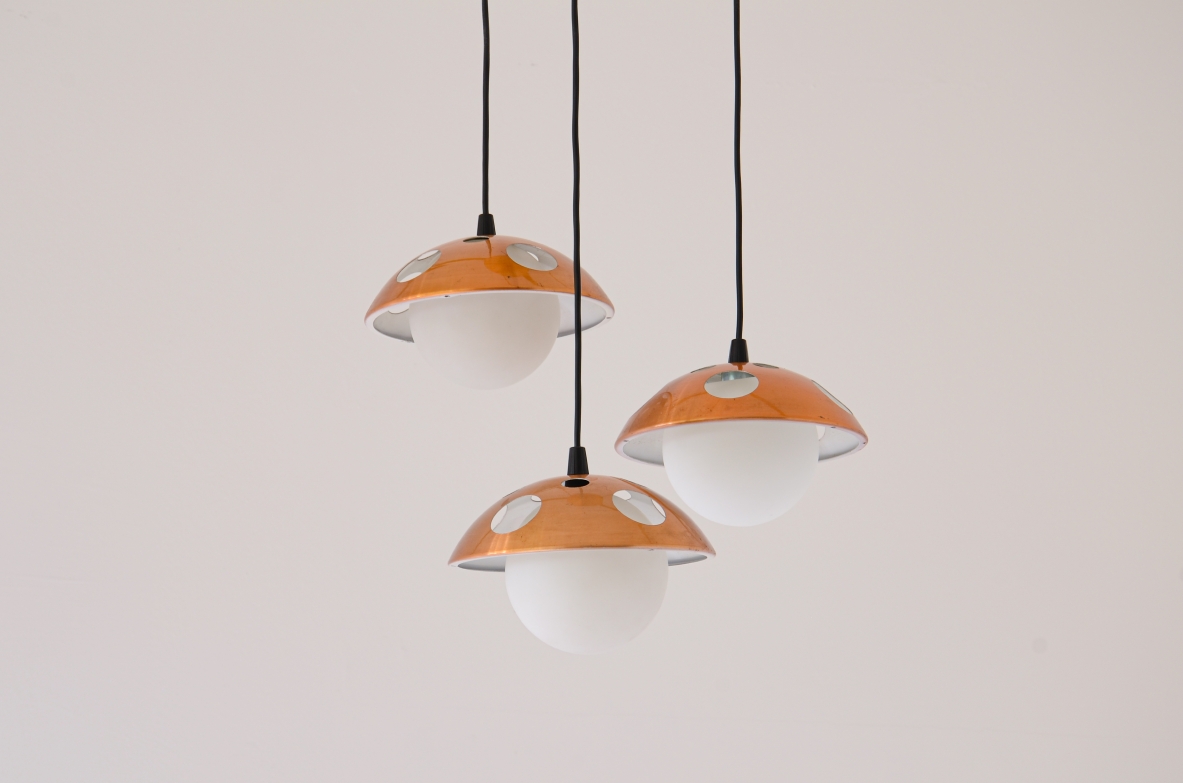 Piccolo lampadario a tre luci con cappelli in rame forato, anni 60 Piccolo lampadario a tre luci con cappelli in rame forato, anni 60