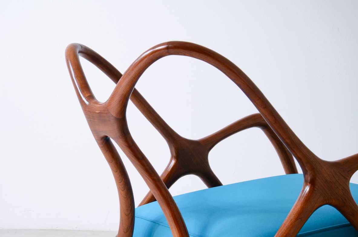 poltrona contemporanea dalle forme antropomorfe in legno sagomato