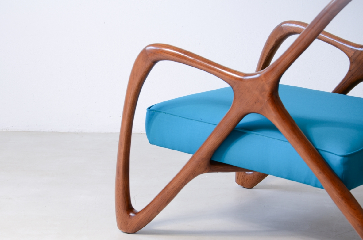 poltrona contemporanea dalle forme antropomorfe in legno sagomato