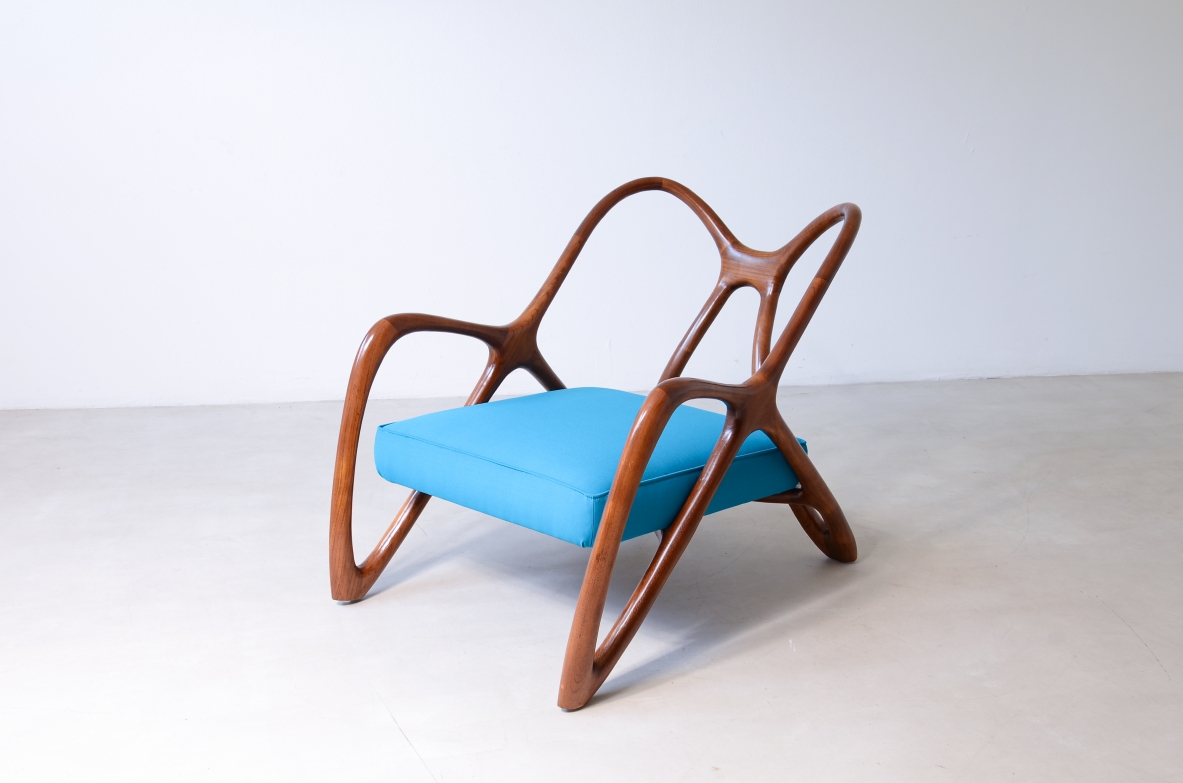 poltrona contemporanea dalle forme antropomorfe in legno sagomato