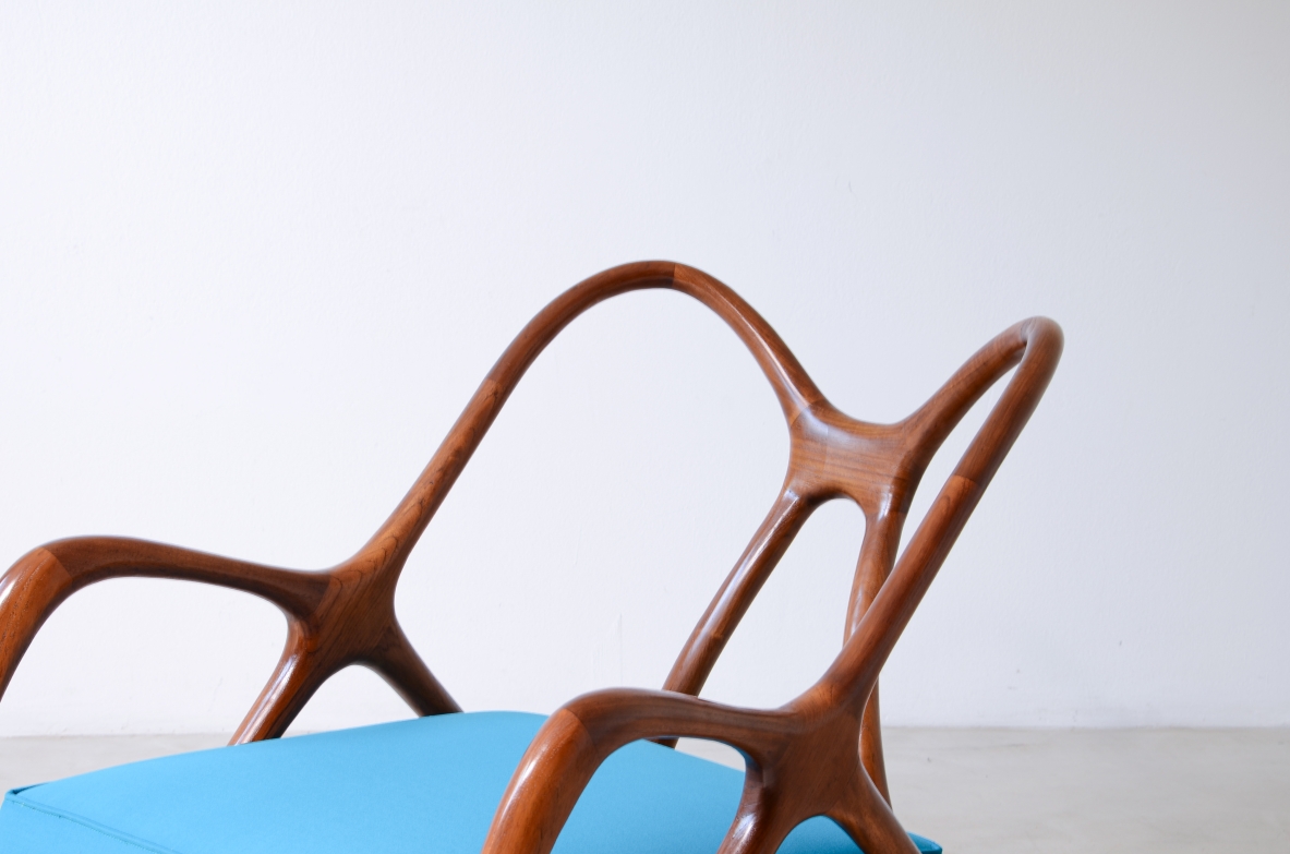 poltrona contemporanea dalle forme antropomorfe in legno sagomato