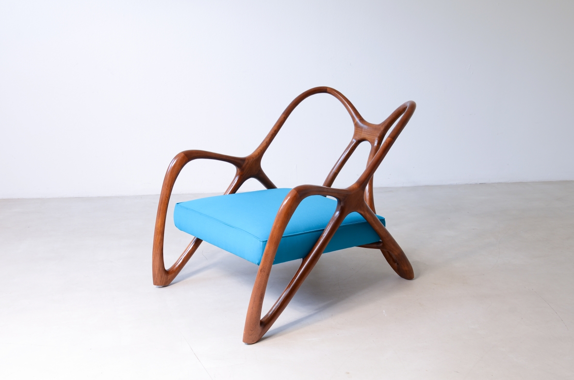 poltrona contemporanea dalle forme antropomorfe in legno sagomato