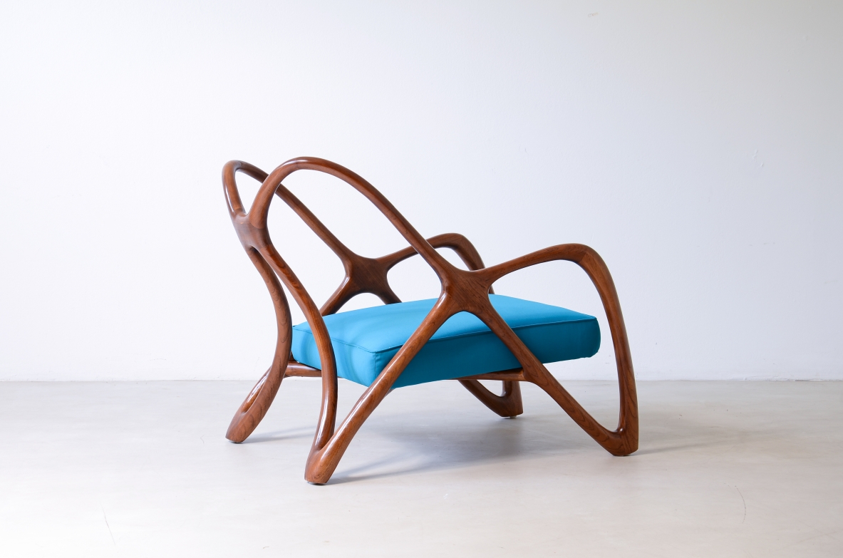 poltrona contemporanea dalle forme antropomorfe in legno sagomato