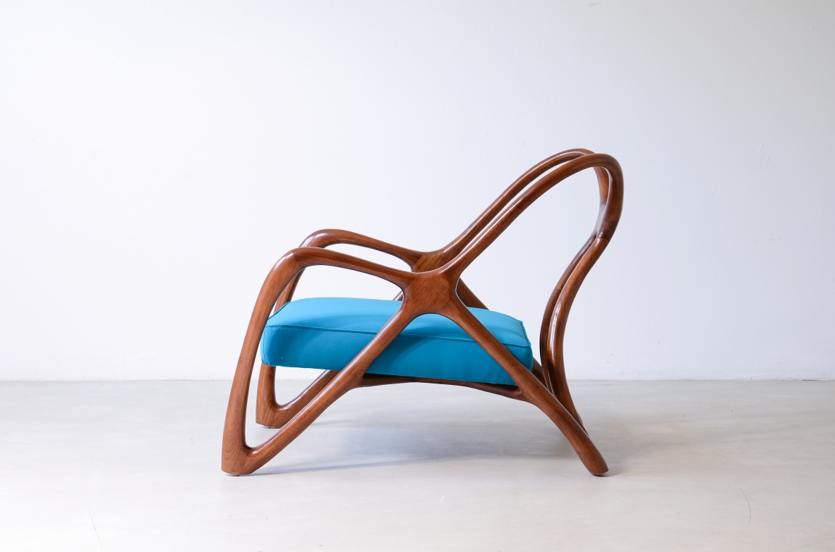 poltrona contemporanea dalle forme antropomorfe in legno sagomato