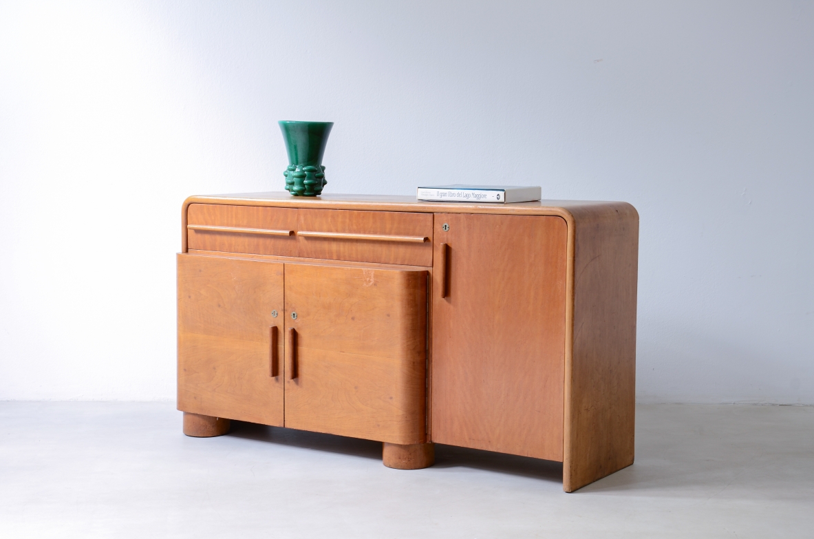 Mobile ad ante e cassetti in legno biondo.  Manifattura francesce epoca Art Deco, 1930ca. Mobile ad ante e cassetti in legno biondo.  Manifattura francesce epoca Art Deco, 1930ca.