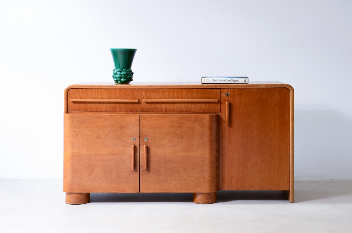 Mobile ad ante e cassetti in legno biondo.  Manifattura francesce epoca Art Deco, 1930ca. Mobile ad ante e cassetti in legno biondo.  Manifattura francesce epoca Art Deco, 1930ca.