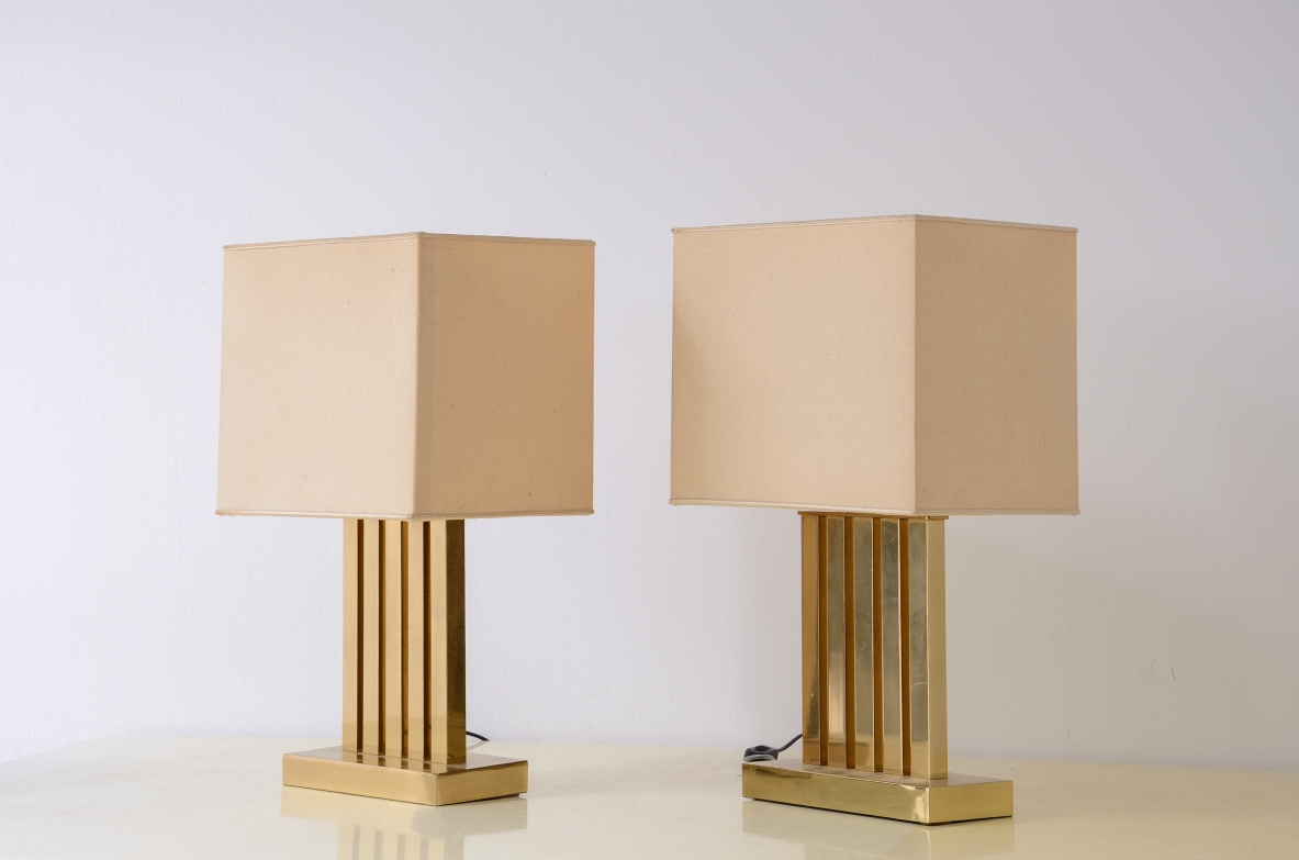 Due lampade da tavolo in ottone lucidato con cappello in tessuto.  Manifattura italiana 1970ca.