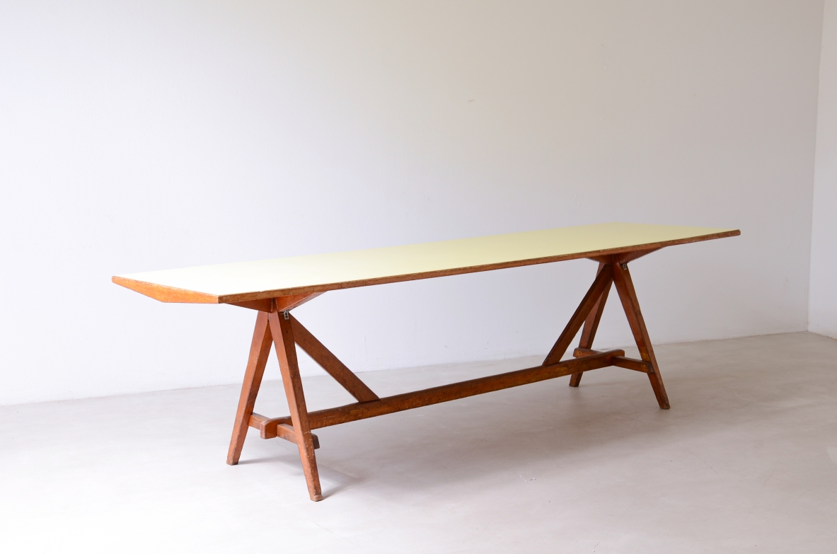 Grande tavolo in legno di rovere con piano in formica 