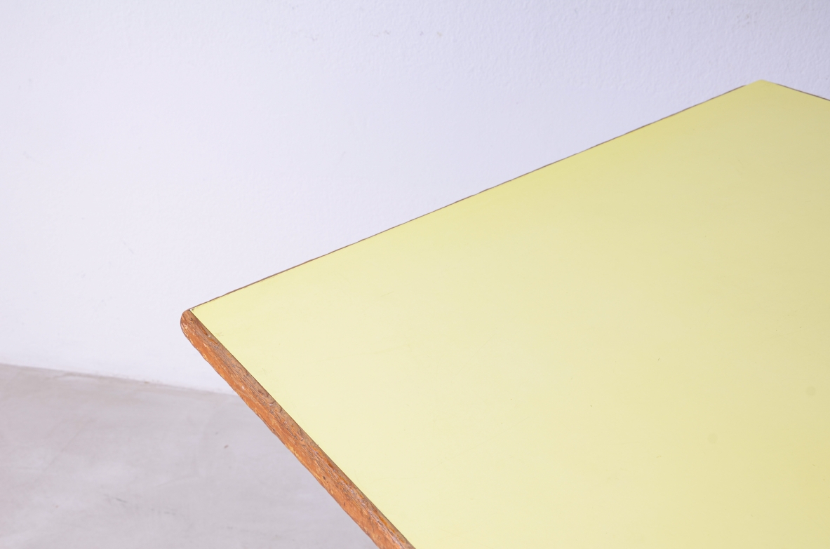 Grande tavolo in legno di rovere con piano in formica 