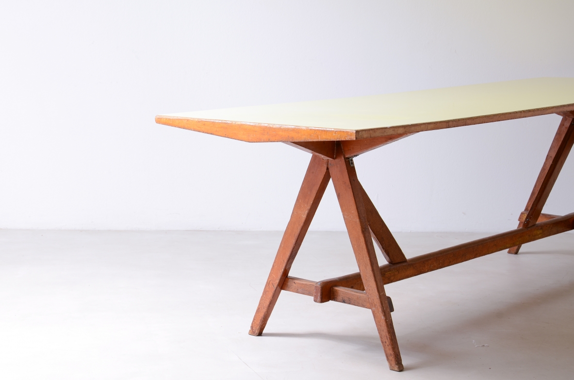 Grande tavolo in legno di rovere con piano in formica 