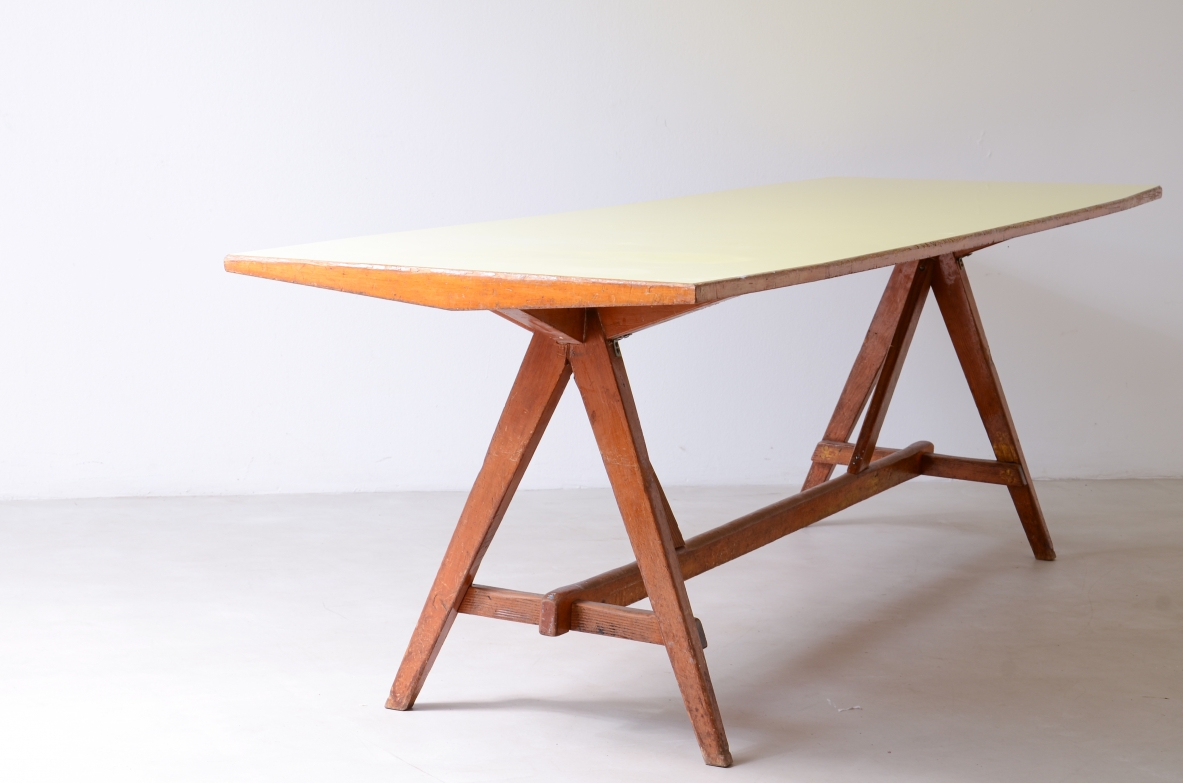 Grande tavolo in legno di rovere con piano in formica 