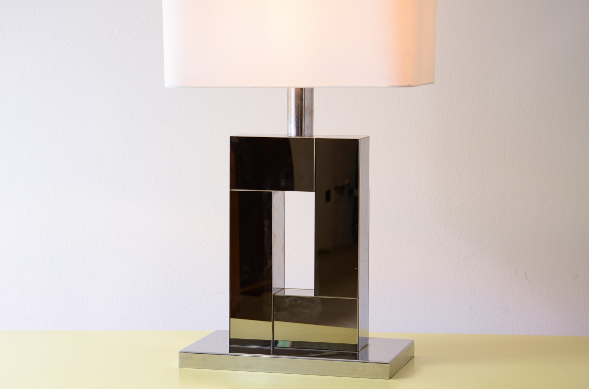 Grande lampada da tavolo con base in acciaio e legno specchiato 1970ca Grande lampada da tavolo con base in acciaio e legno specchiato 1970ca