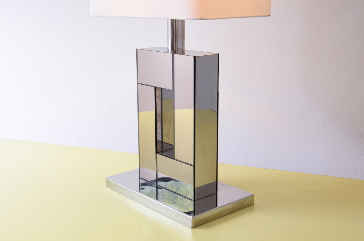 Grande lampada da tavolo con base in acciaio e legno specchiato 1970ca Grande lampada da tavolo con base in acciaio e legno specchiato 1970ca