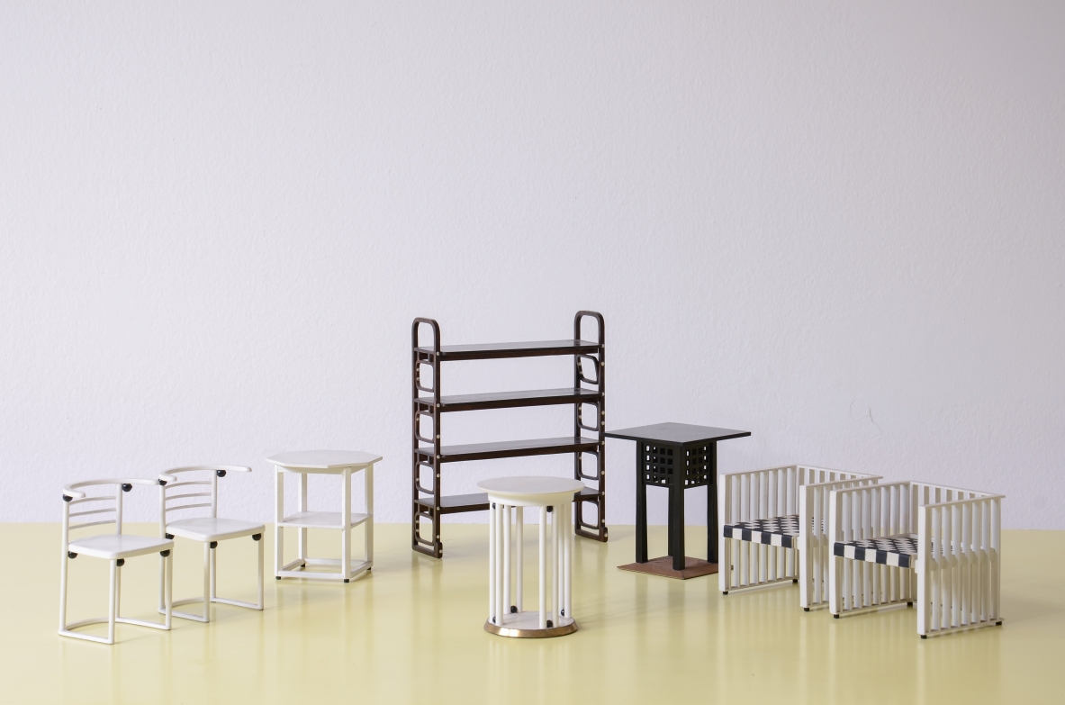 set di piccoli modelli di mobili secessionisti in legno, Disegno di Joseph Hoffmann e Adolf Loos 1905-1910.