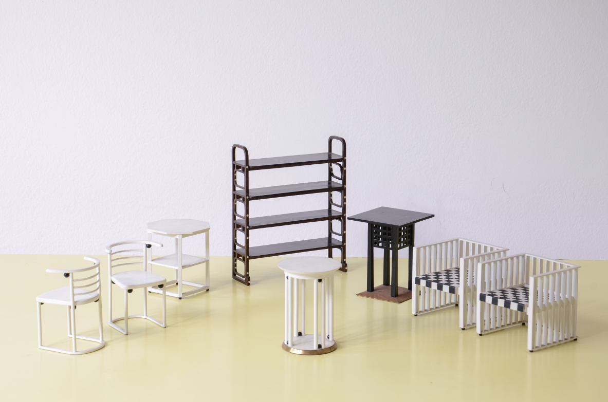 set di piccoli modelli di mobili secessionisti in legno, Disegno di Joseph Hoffmann e Adolf Loos 1905-1910.