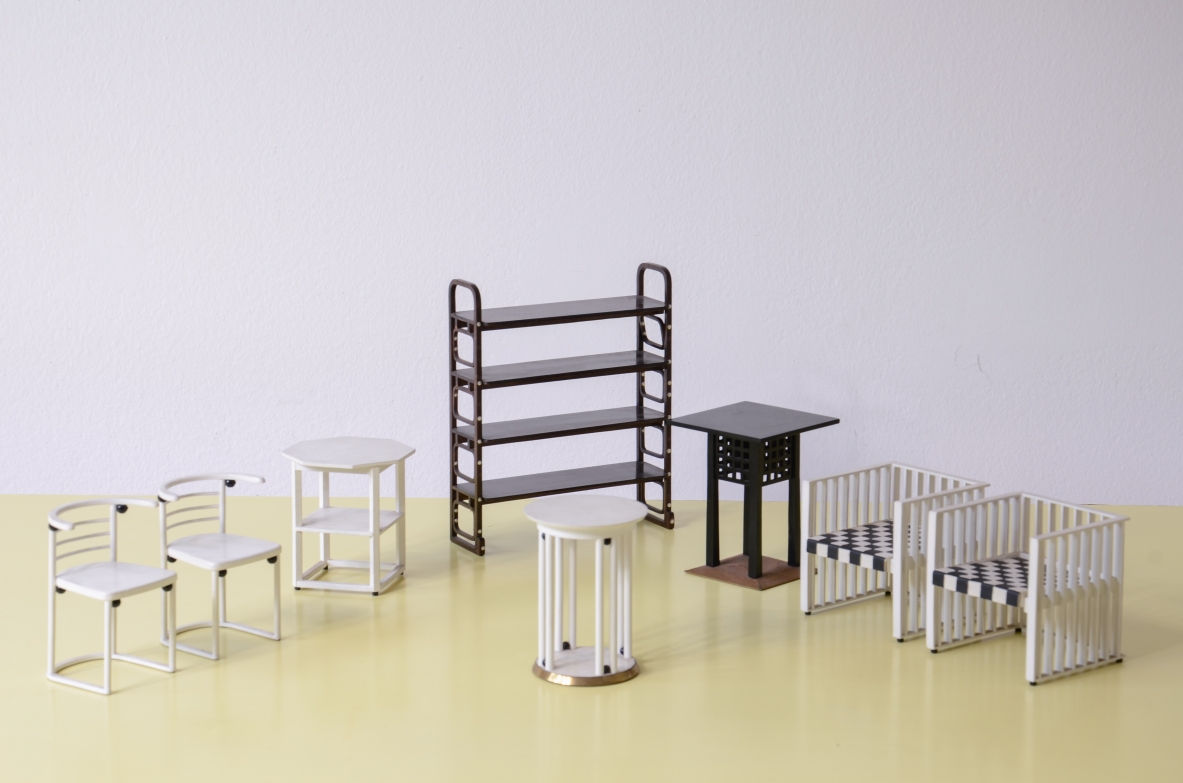 set di piccoli modelli di mobili secessionisti in legno, Disegno di Joseph Hoffmann e Adolf Loos 1905-1910.